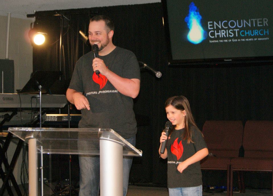 艾倫牧師重視青少年事工，小女兒是他的小幫手。（圖／FB@Encounter Christ Church）